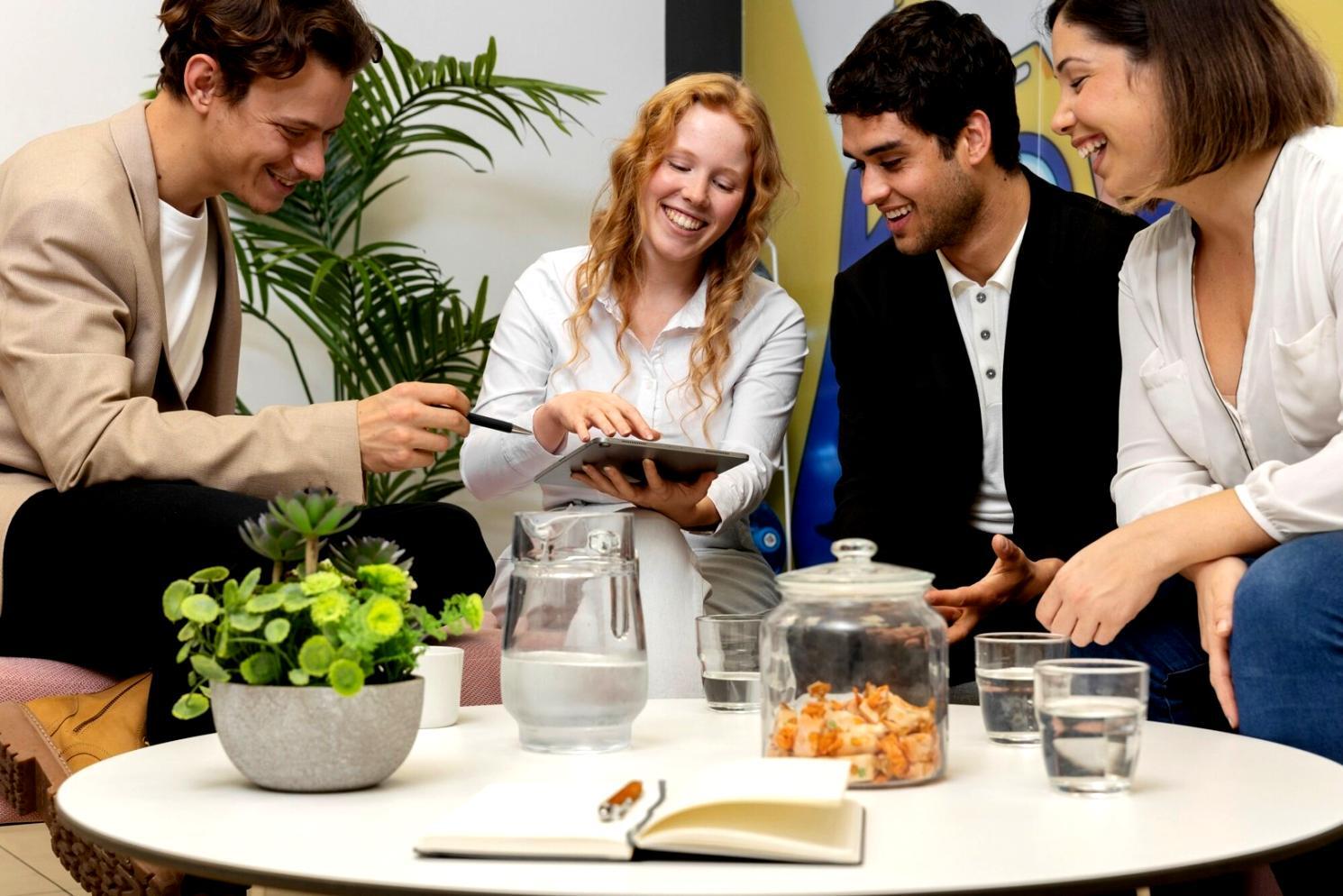 Espace de travail moderne avec ordinateur configuré pour formation financière, écran affichant tableaux de bord
