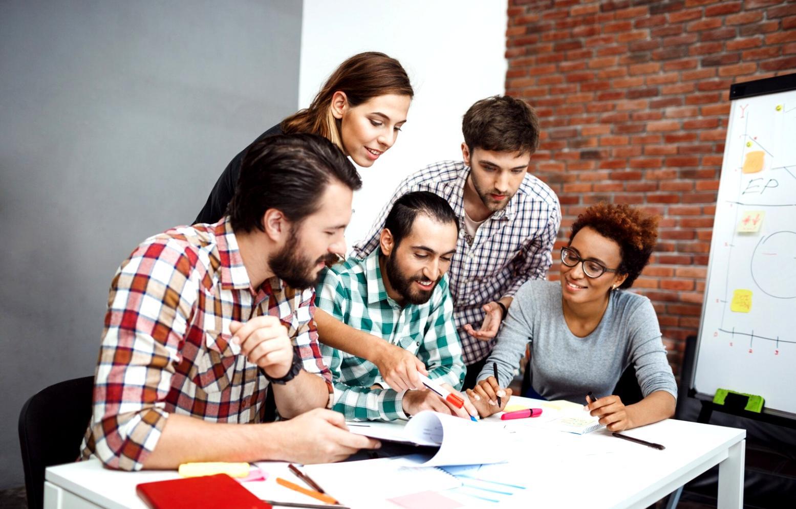 Espace de travail organisé avec documents financiers et outils de planification