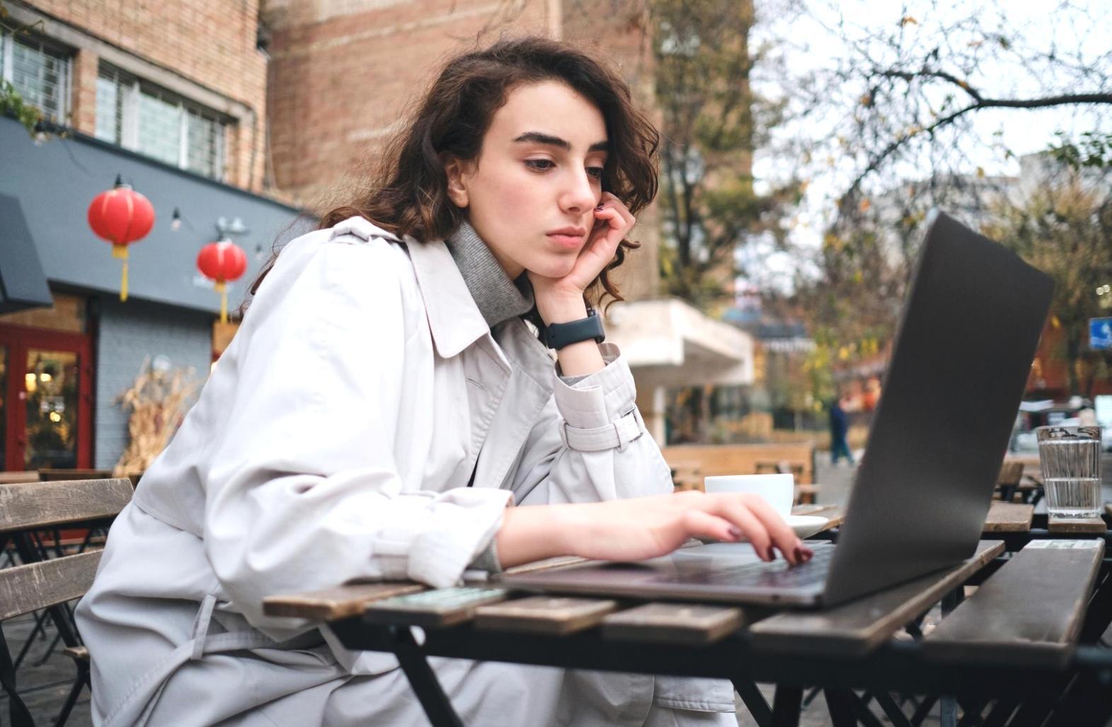 Espace de travail collaboratif où notre équipe analyse les dossiers clients